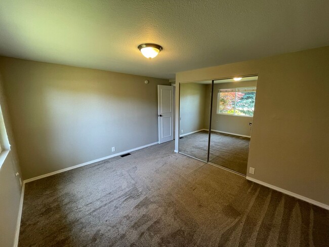 Building Photo - 4113 Kingsway