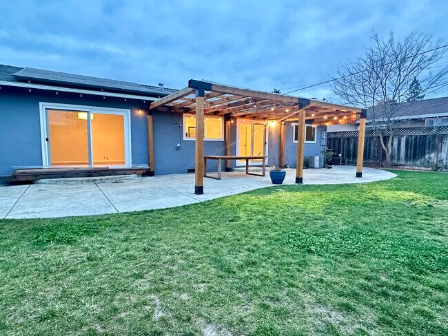 Building Photo - 1717 Gladstone Ave