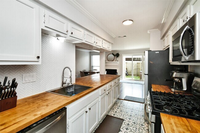 Building Photo - 6426 Kentwick Dr