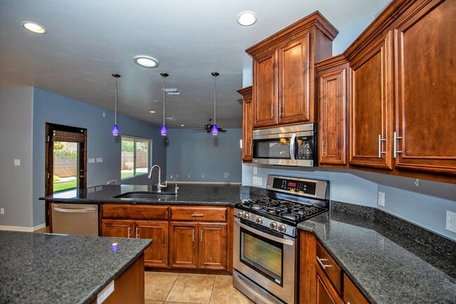 Building Photo - Spectacular open floor plan home!