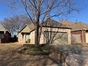 Building Photo - Immaculate 4 bedroom 2 bath in Jenks!