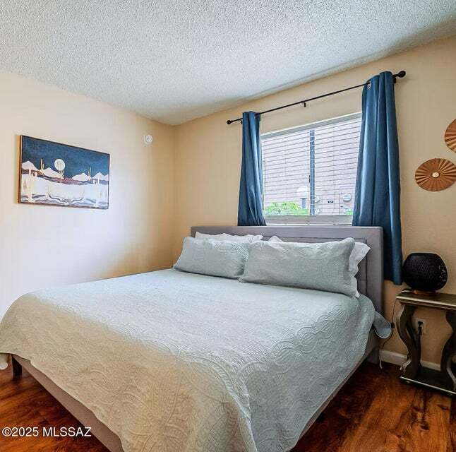 Large queen bed - 1745 E Glenn St