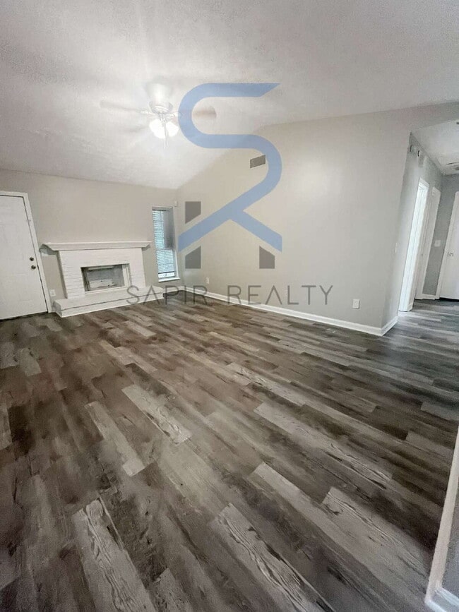 Building Photo - Move in before November 15th and choose yo...