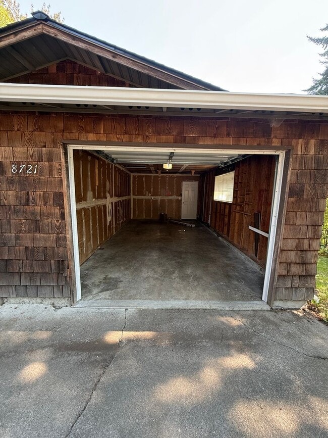 Building Photo - Updated 2BR Townhome with Fenced Yard & Ga...
