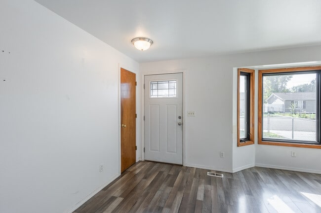 Building Photo - 924 E Georgia Ave