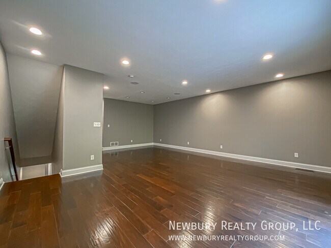 Building Photo - 147 Banksville Pl