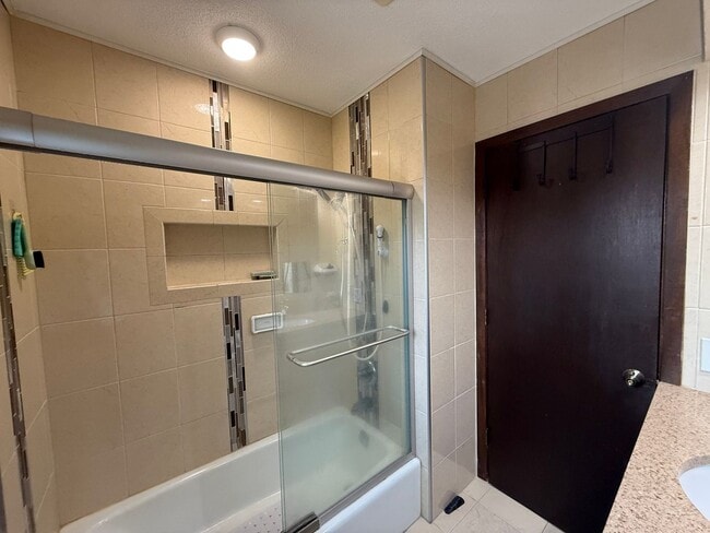 Building Photo - Modern 4 bed 2 Bath Split Level Single Fam...