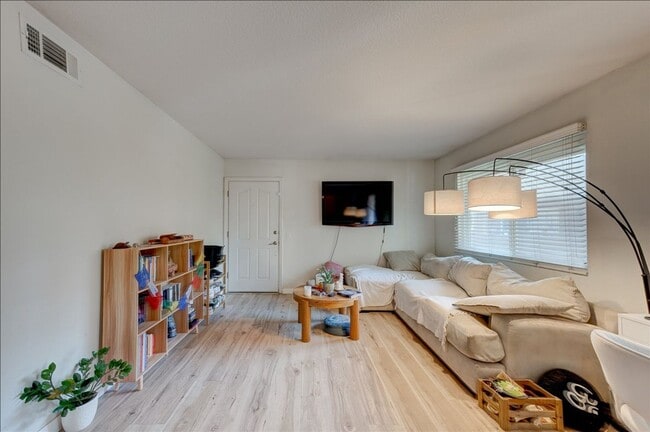Building Photo - 510 Calle Montecito
