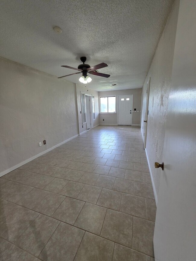 Building Photo - Large 3 bedroom in Bethany