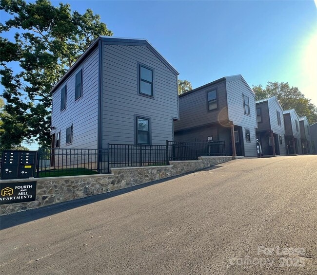 Building Photo - 404 N 4th St