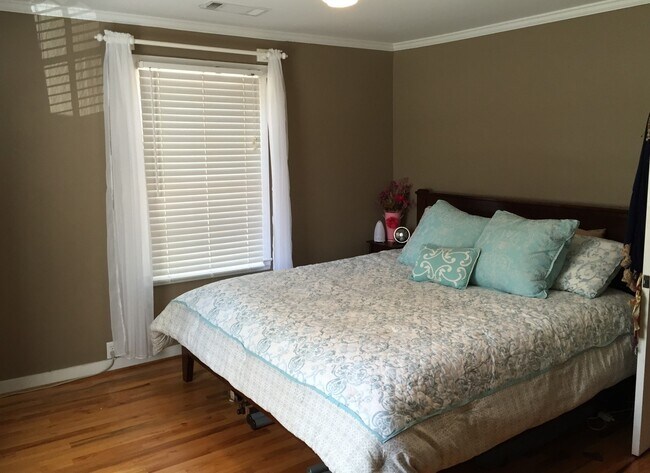 Building Photo - Downtown Auburn - Close to Campus!
