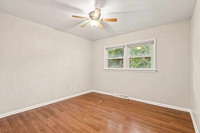 Building Photo - $1174- 2-bedroom duplex with spacious basement!