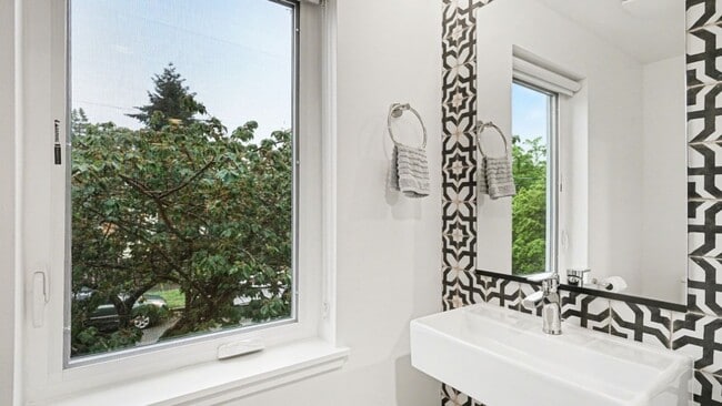 Building Photo - 3Bd/2.25Ba Seattle Townhouse