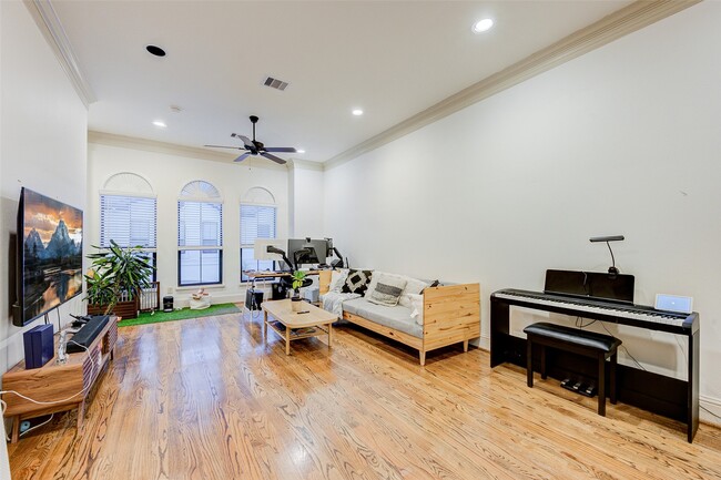 Building Photo - 3105 Fairdale Oaks E