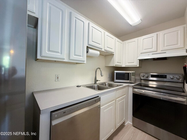 Building Photo - 13700 Richmond Park Dr N