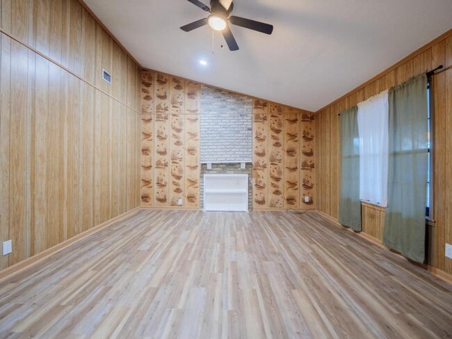 Building Photo - 804 Lakeland Ave