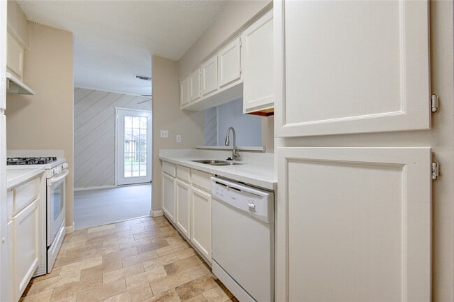 Building Photo - 212 Quaker Dr