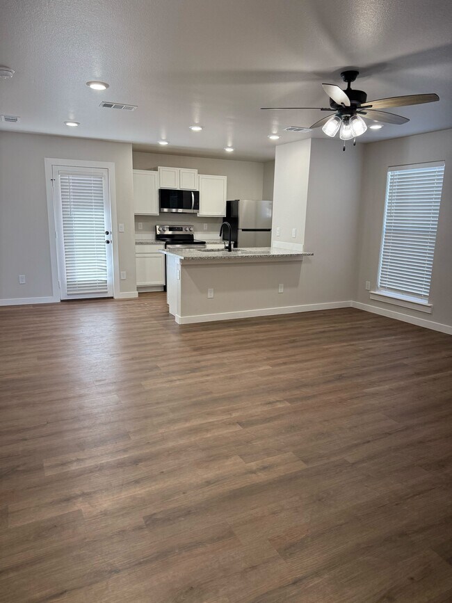 Building Photo - 10307 Creek St