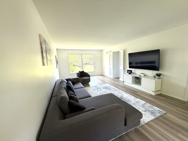 Building Photo - 715 Merlin Dr