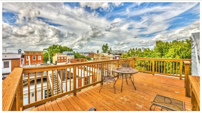 Primary Photo - 104 E Clement St