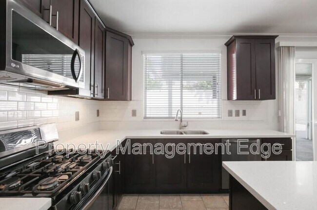 Building Photo - 29880 Pinehurst Dr