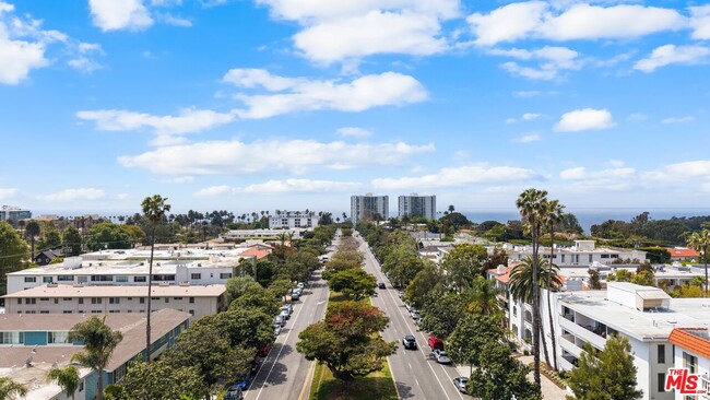 Building Photo - 605 San Vicente Blvd