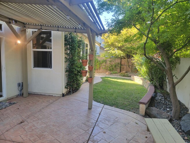 Building Photo - Gorgeous 4 bedroom 2.5 bath with large bon...