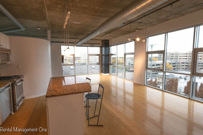 Building Photo - Downtown ROYAL OAK LIVING - 2 bed/2 bath - A CORNER WITH A VIEW!