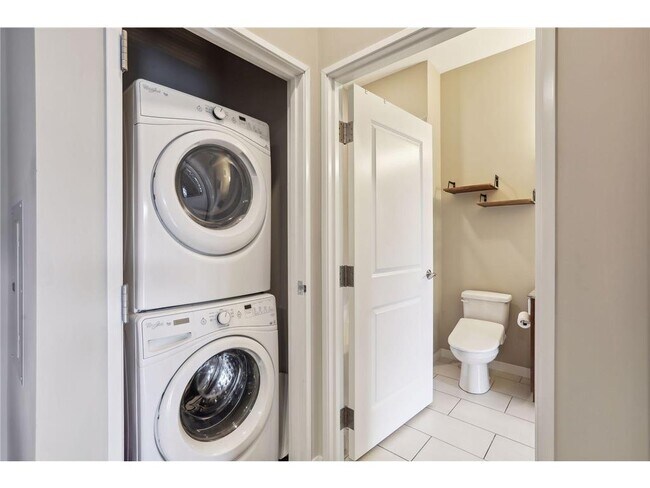 Building Photo - 401 SE Main St