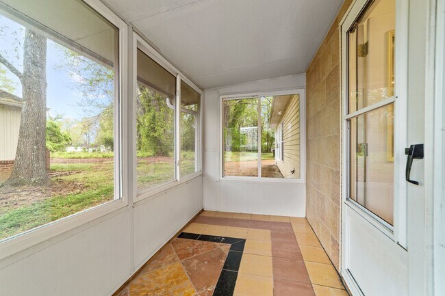 Building Photo - Spacious 3 Bedroom, 2 Bath with huge livin...
