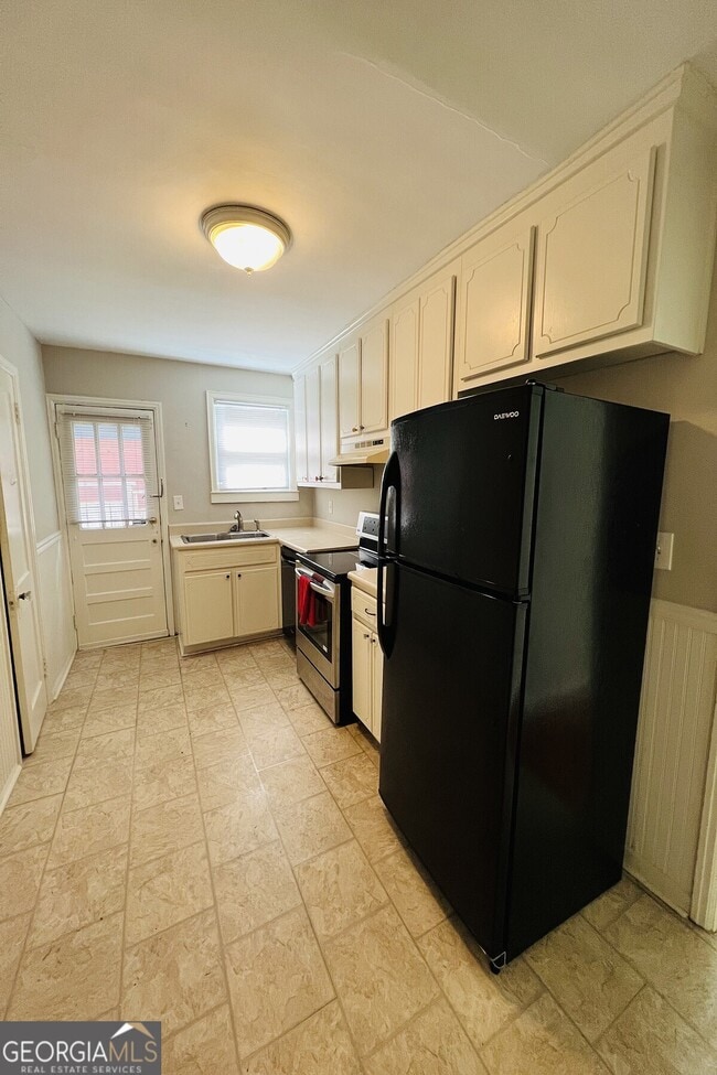 Building Photo - 781 Courtenay Dr NE