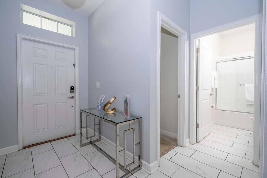 Building Photo - 4827 Kings Castle Cir