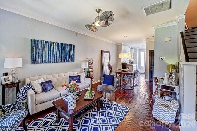 Building Photo - 343 W 7th St