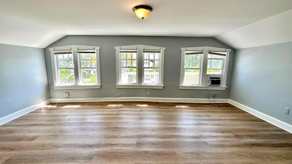 Building Photo - 313 S Lakeside Dr