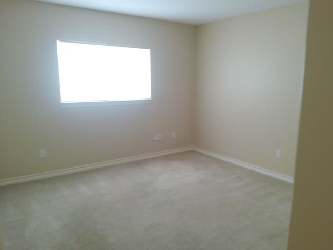 Building Photo - Spacous Southside Split Bedroom Home