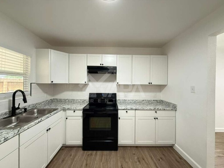 Building Photo - 411 Yolanda Dr