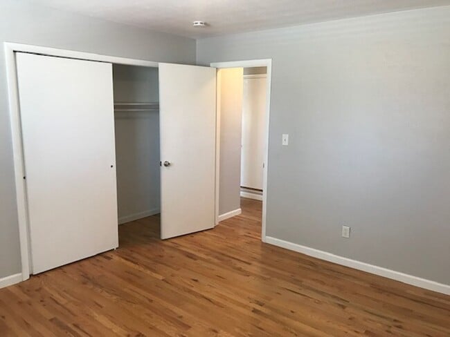 Building Photo - Bright & Beautiful Top Floor 2-bedroom 1 Bath Across Berkeley Park Lake