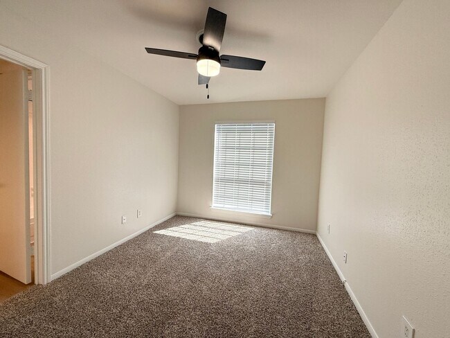 Building Photo - 1860 White Oak Dr