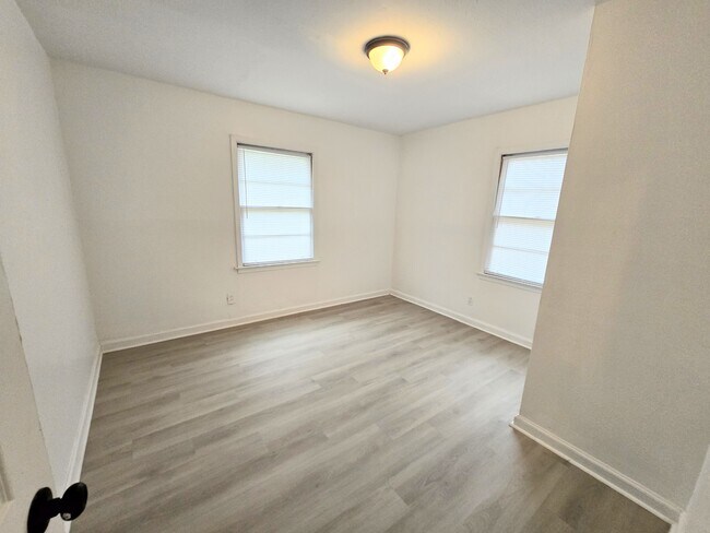 Building Photo - 204 W Park Ave