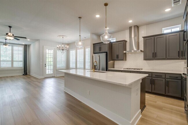 Building Photo - Stylish, Upgraded 3-bedroom, 2.5 bathroom ...