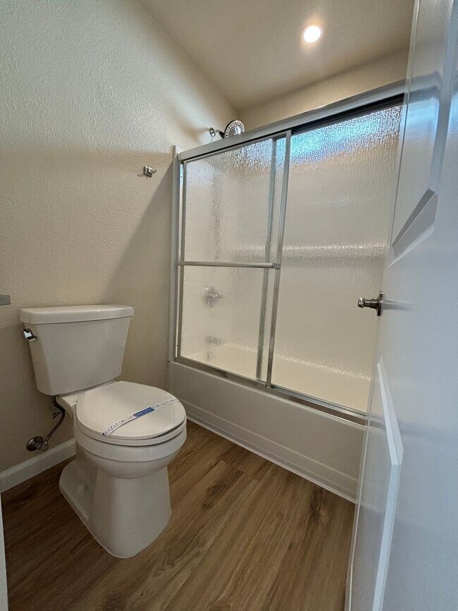 Building Photo - 3 Bedroom, 2 Bathroom Family Home