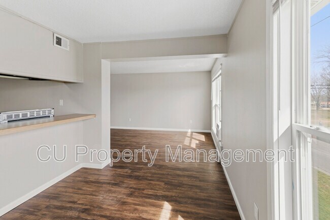 Building Photo - 1605 N Willow Rd