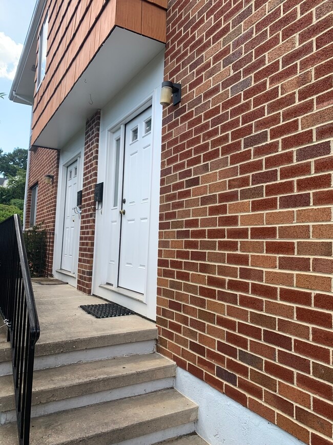 Building Photo - 79 Webb Ave