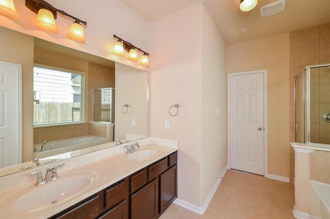 Building Photo - 21906 Cascade Hollow Ln