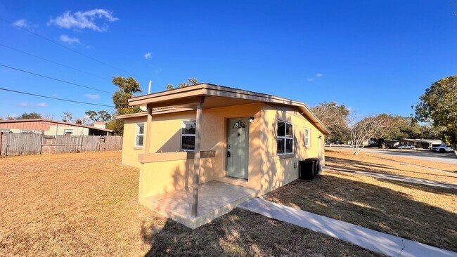 Building Photo - $300 off of a month of rent! Charming 3-Bedroom Home in Deltona! – Pets Welcome (Up to 30 lbs) – ...