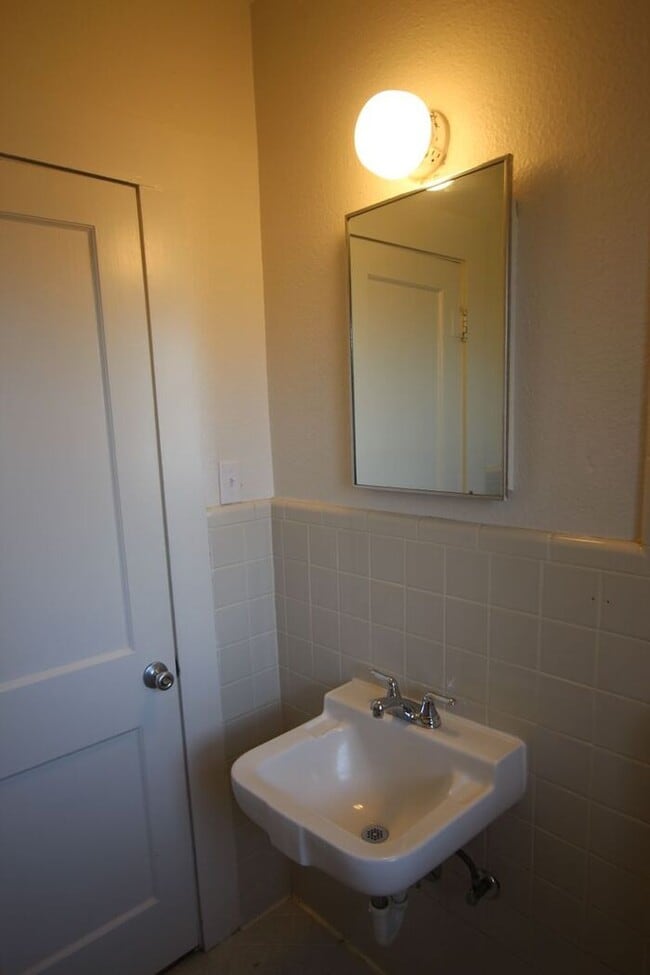 Building Photo - Available Now! Adorable 1 bedroom 1 bath a...