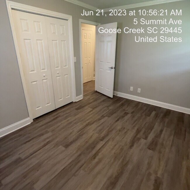 Building Photo - Relaxed Living with Spacious Yard in Goose...