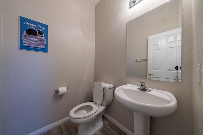 Building Photo - Spacious 4-Bed Family Home in Prime Las Vegas Location!