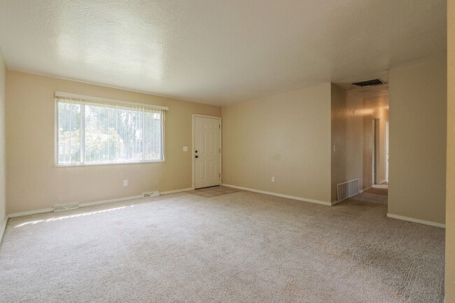 Building Photo - 553 Princess St