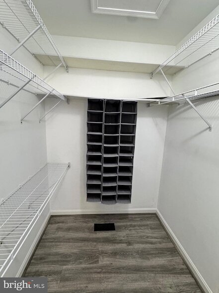 Building Photo - 8013 Bridgepointe Dr